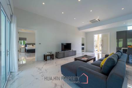 Black Mountain: Renovated 3 Bedroom Luxury Villa