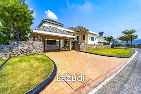 Black Mountain: Renovated 3 Bedroom Luxury Villa