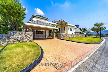 Black Mountain: Renovated 3 Bedroom Luxury Villa