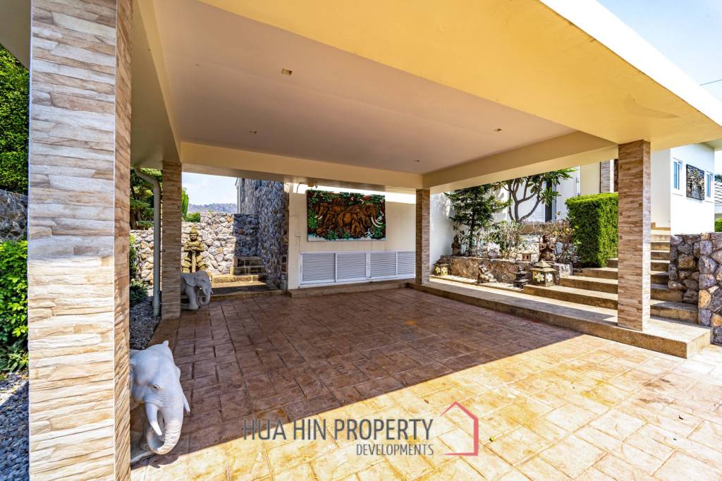 Black Mountain: Renovated 3 Bedroom Luxury Villa