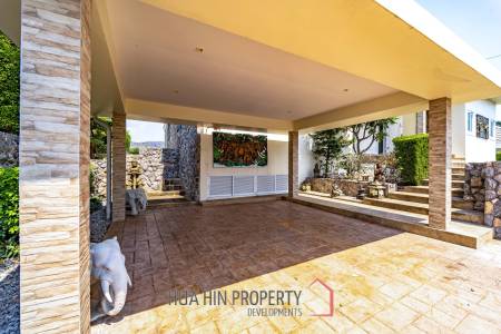 Black Mountain: Renovated 3 Bedroom Luxury Villa