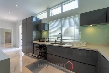 Black Mountain: Renovated 3 Bedroom Luxury Villa