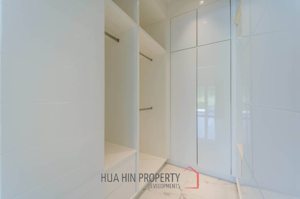 Black Mountain: Renovated 3 Bedroom Luxury Villa