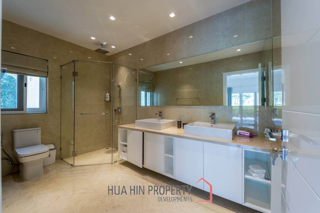 Black Mountain: Renovated 3 Bedroom Luxury Villa