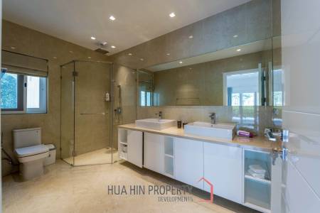 Black Mountain: Renovated 3 Bedroom Luxury Villa