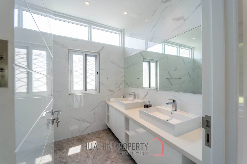 Black Mountain: Renovated 3 Bedroom Luxury Villa