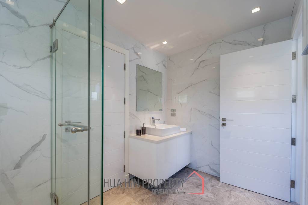 Black Mountain: Renovated 3 Bedroom Luxury Villa