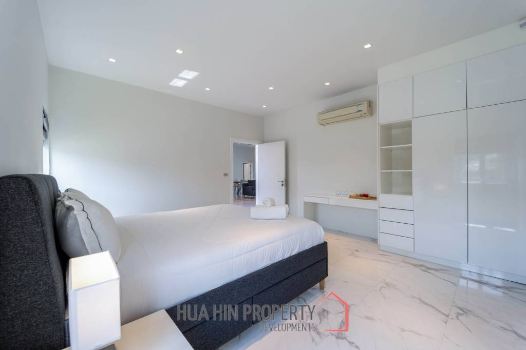 Black Mountain: Renovated 3 Bedroom Luxury Villa