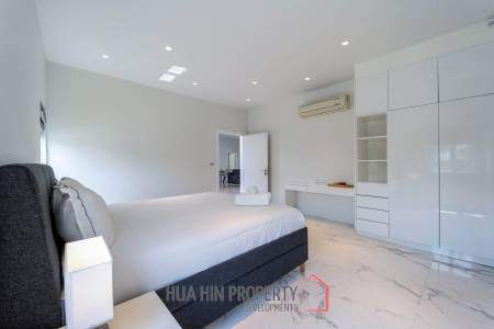 Black Mountain: Renovated 3 Bedroom Luxury Villa