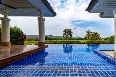 Black Mountain Golf Course : 5 Bedroom Luxury Mansion