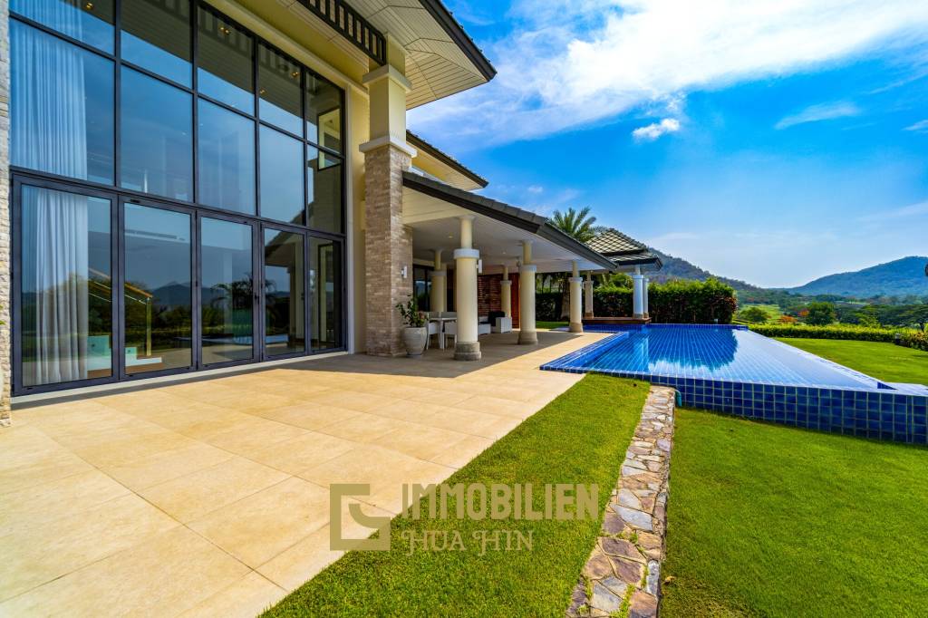 Black Mountain Golf Course : 5 Bedroom Luxury Mansion