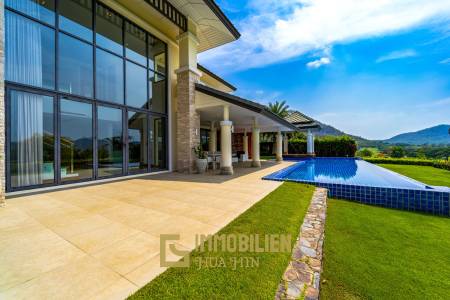 Black Mountain Golf Course : 5 Bedroom Luxury Mansion