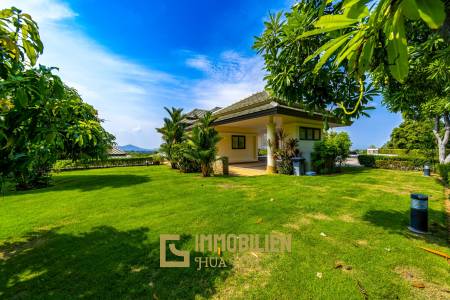 Black Mountain Golf Course : 5 Bedroom Luxury Mansion