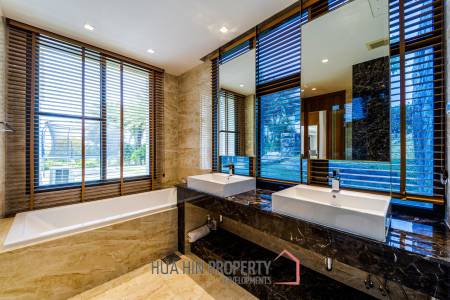 Black Mountain Golf Course : 5 Bedroom Luxury Mansion