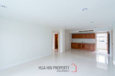 THE BEACH PALACE :  3 Bed Beachfront condo