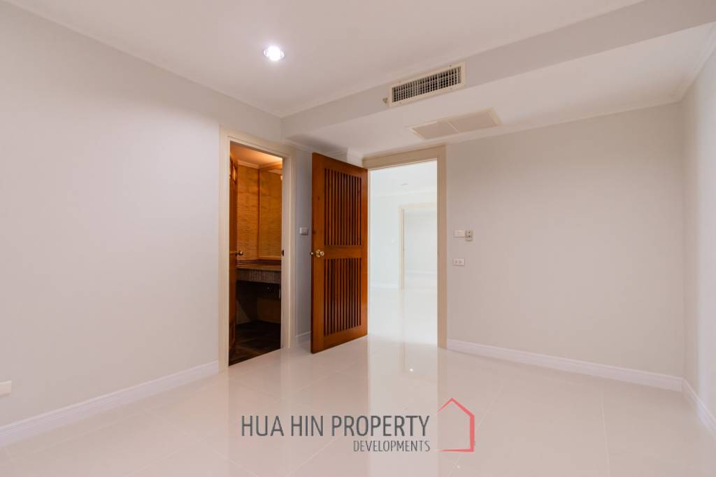 THE BEACH PALACE :  3 Bed Beachfront condo