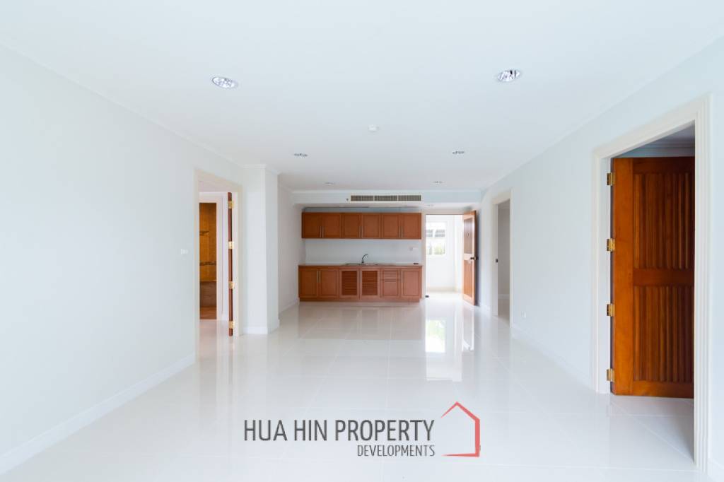 THE BEACH PALACE :  3 Bed Beachfront condo