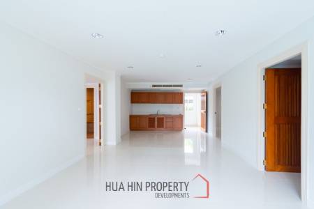 THE BEACH PALACE :  3 Bed Beachfront condo