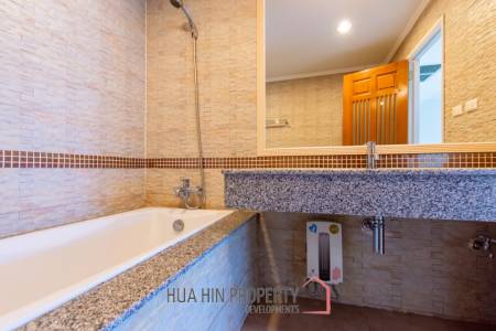 THE BEACH PALACE :  3 Bed Beachfront condo