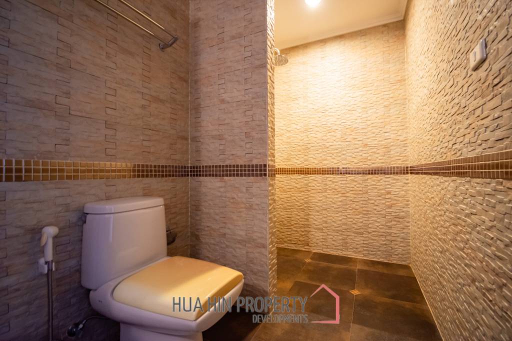 THE BEACH PALACE :  3 Bed Beachfront condo
