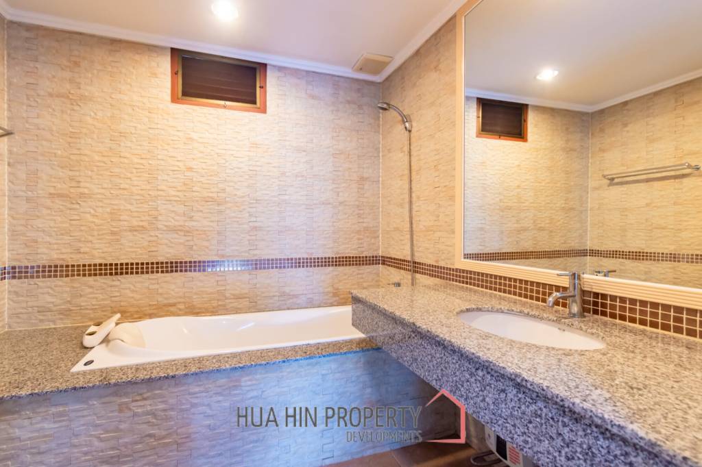 THE BEACH PALACE :  3 Bed Beachfront condo