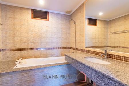 THE BEACH PALACE :  3 Bed Beachfront condo