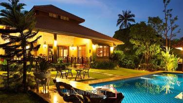 Bali Style Villa close to town