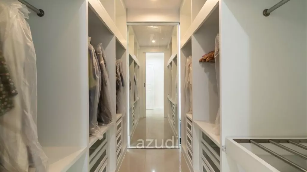 4 Bed 3 Bath 213 SQ.M Supalai Place Sukhumvit 39