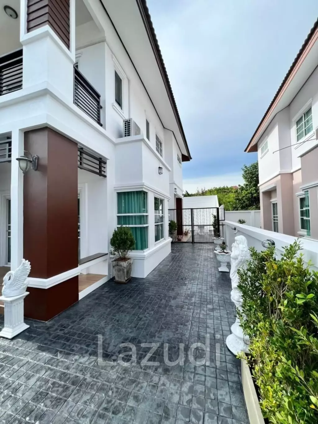3 Bedrooms 3 Bathrooms 300 SQ.M Sirisa 12