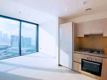 Burj Khalifa View | Kitchen Appliances | Free AC