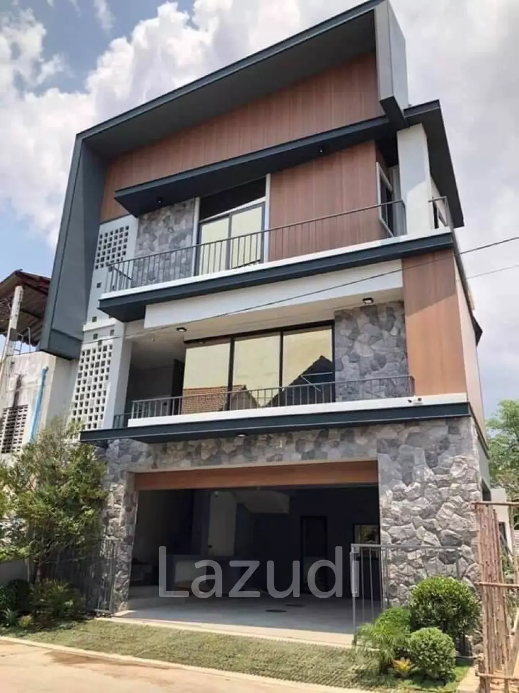 3 Beds 3 Baths 254 SQ.M Commercial Building