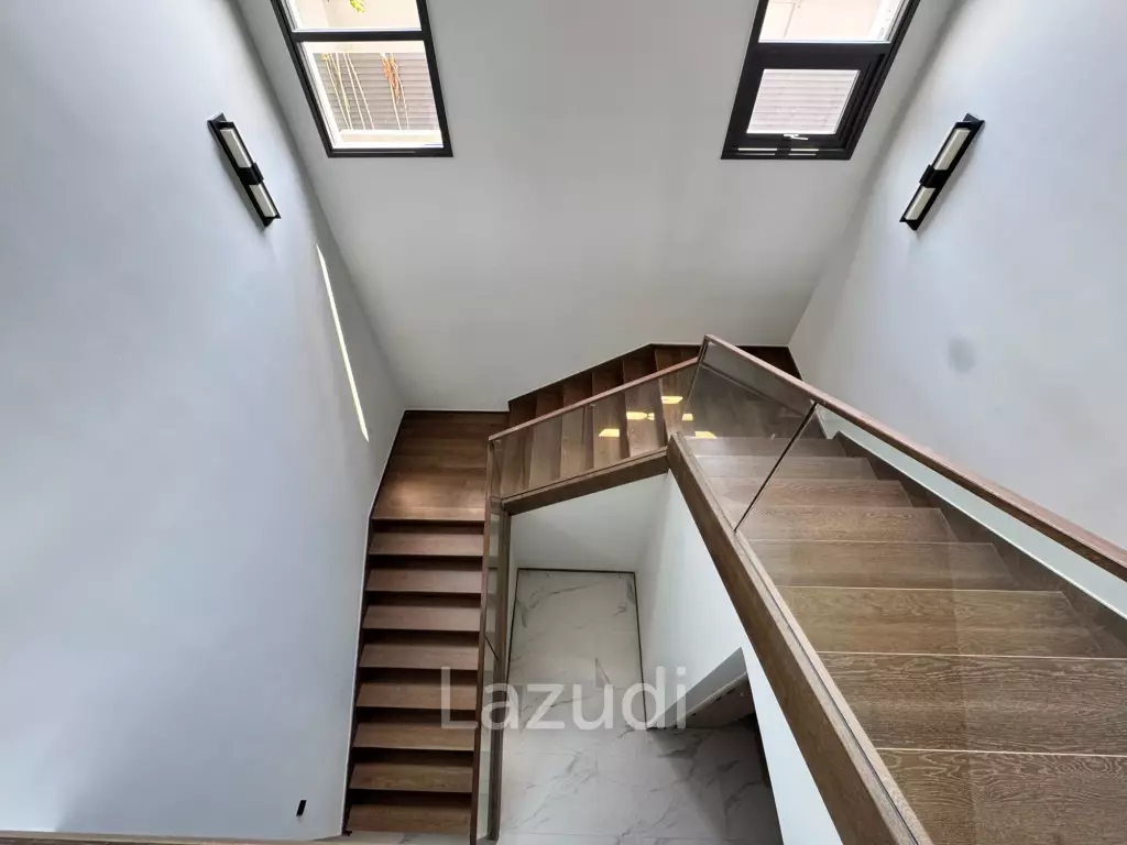 5 Bed 6 Bath 551 SQ.M Siraninn Residences
