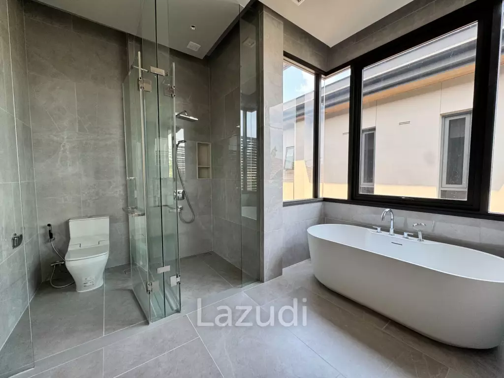 5 Bed 6 Bath 551 SQ.M Siraninn Residences