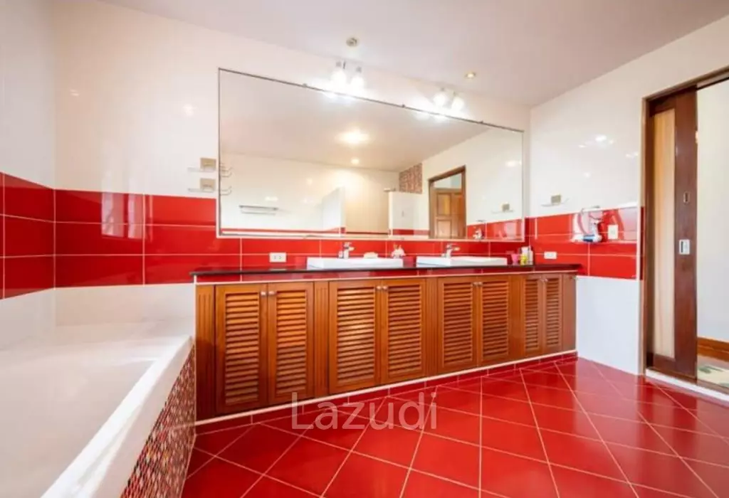 5 Bed 4 Bath 350 SQ.M in Phoenix Gold Golf Club