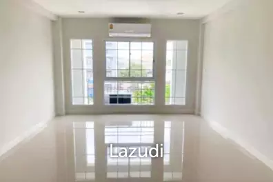 Commercial building for sales at Udomsuk