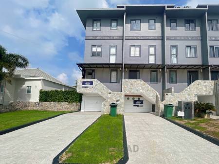 Black Mountain : 4 Story 3 Bedroom Townhouse