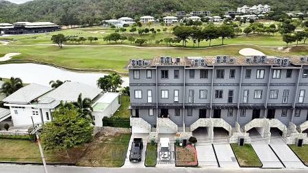 Black Mountain : 4 Story 3 Bedroom Townhouse
