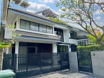 Pet-Friendly 4-Bed Home Office for Rent in Thonglor 25 Near BTS