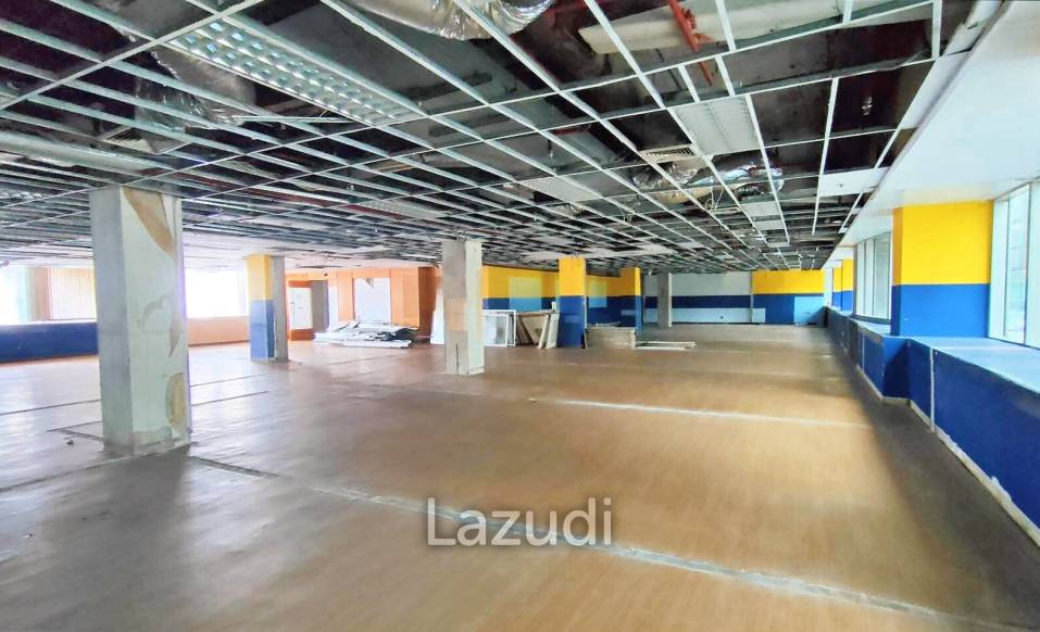 Office space for rent in Silom with covered way from BTS