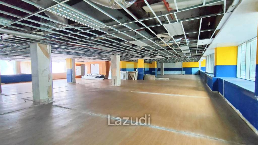 Office space for rent in Silom with covered way from BTS