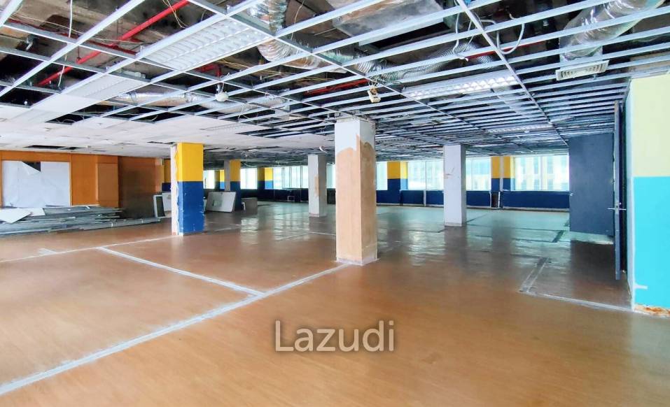 Office space for rent in Silom with covered way from BTS