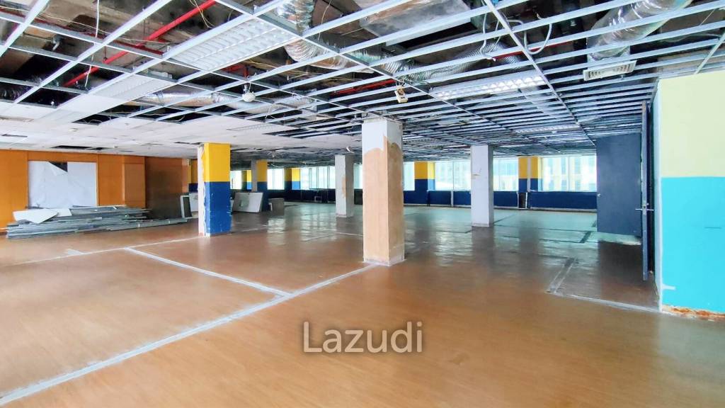 Office space for rent in Silom with covered way from BTS