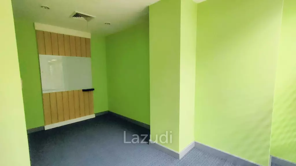 Office space for rent in silom with covered way from BTS