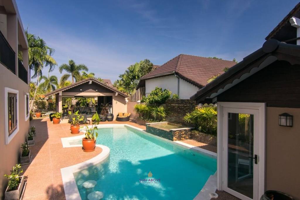 Stunning 5 Beds House in the heart of Naiharn.