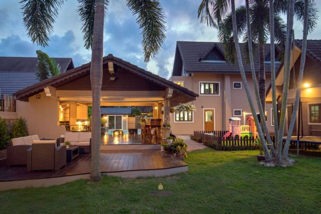 Stunning 5 Beds House in the heart of Naiharn.