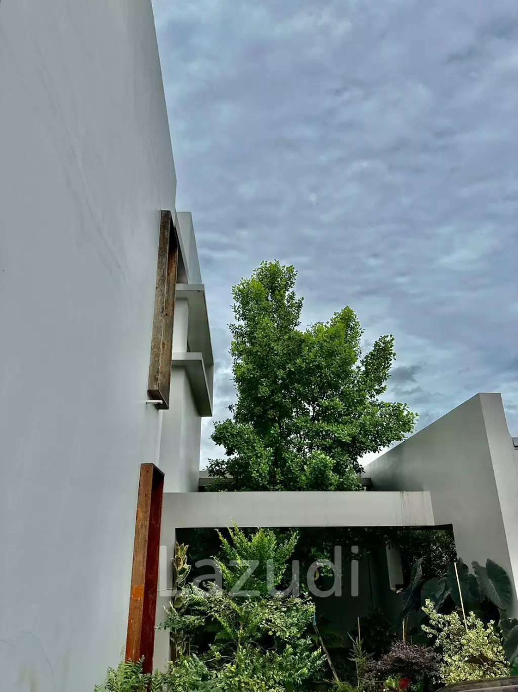modern 4 bedroom family home close to ping river