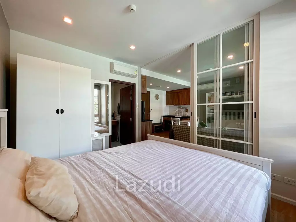 Autumn : 1 Bedroom Condo with Pool View