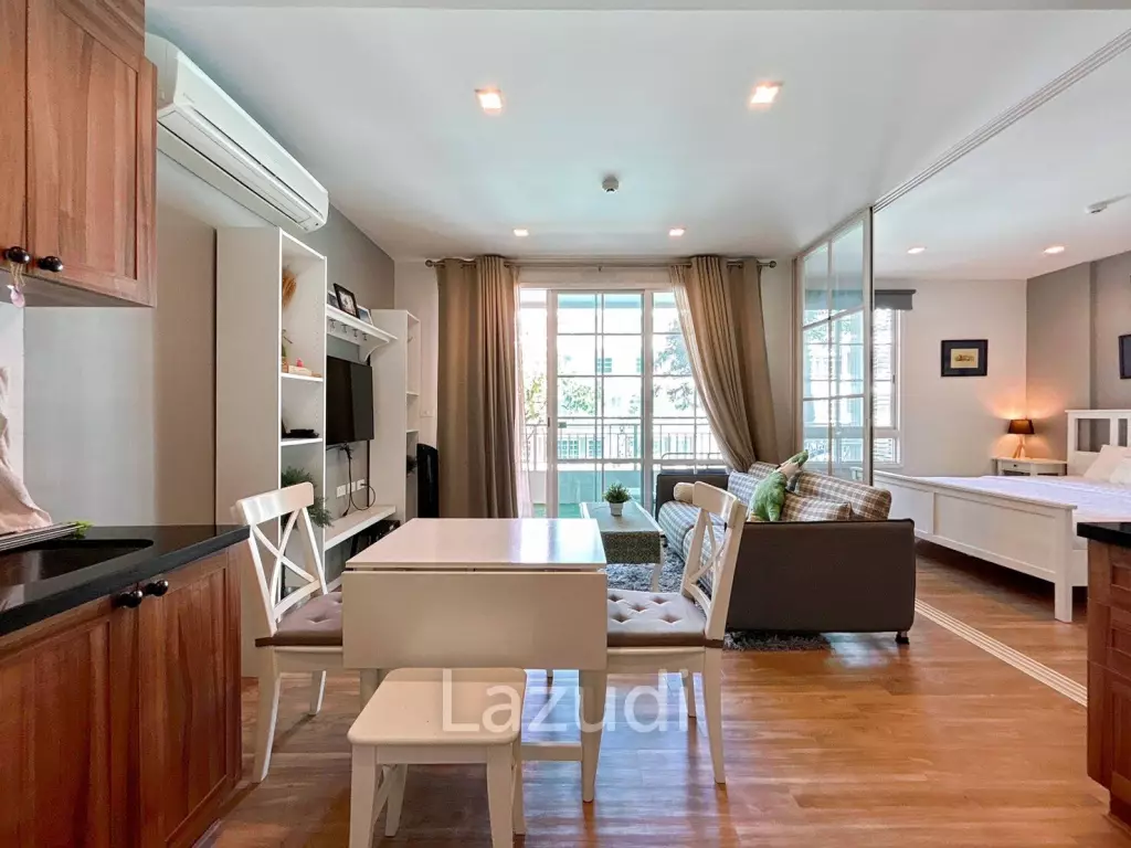 Autumn : 1 Bedroom Condo with Pool View