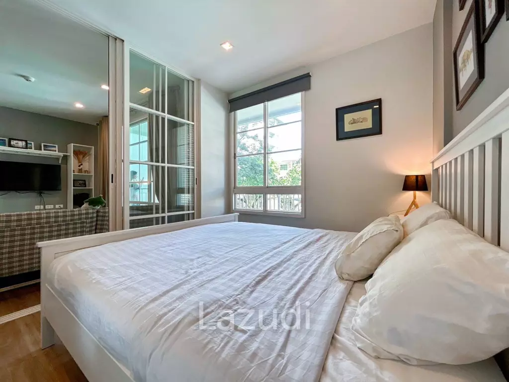 Autumn : 1 Bedroom Condo with Pool View