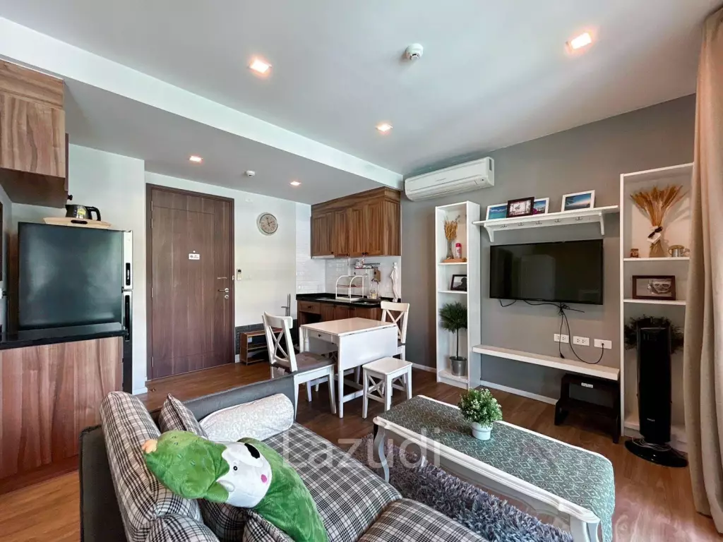 Autumn : 1 Bedroom Condo with Pool View
